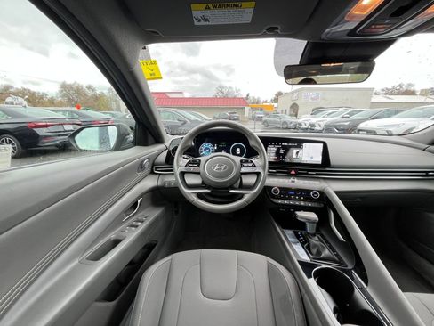 Used 2025 Hyundai Elantra SEL image 32