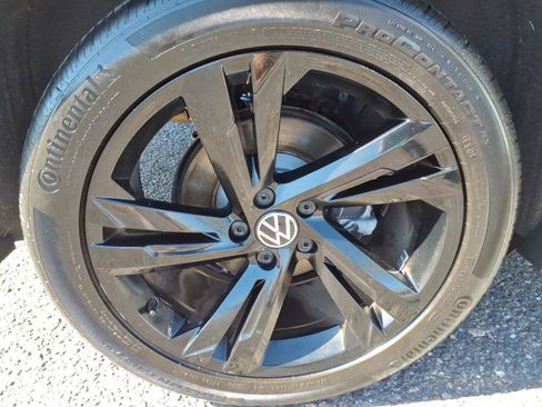 Certified 2023 Volkswagen Tiguan SE R-Line image 9