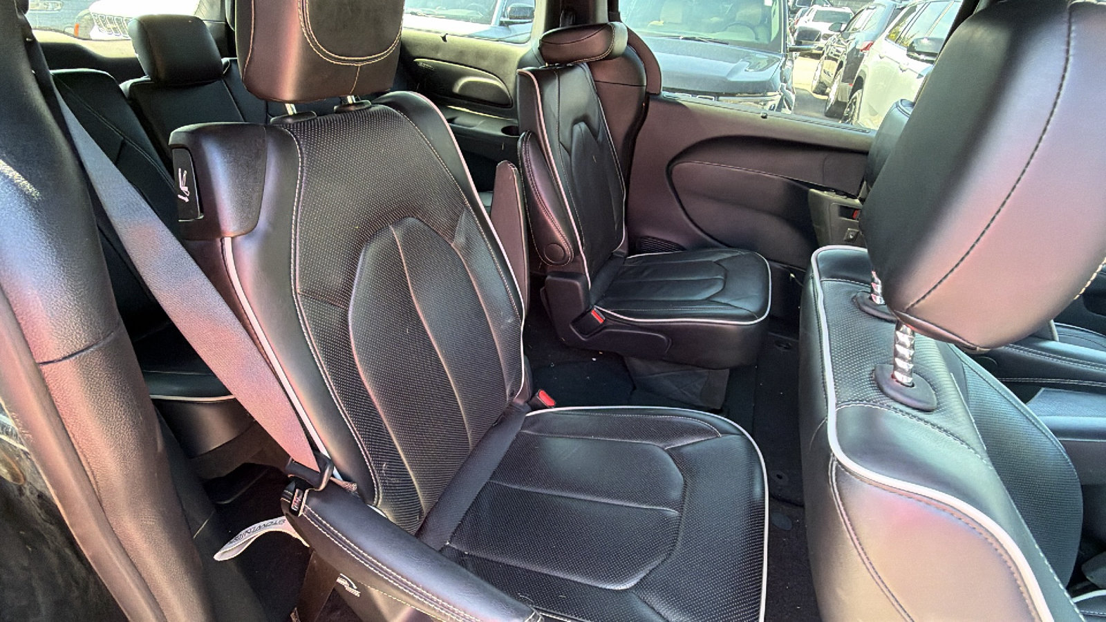 Used 2025 Chrysler Pacifica Limited FWD image 21