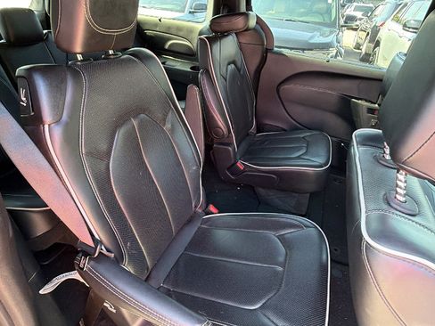 Used 2025 Chrysler Pacifica Limited FWD image 21