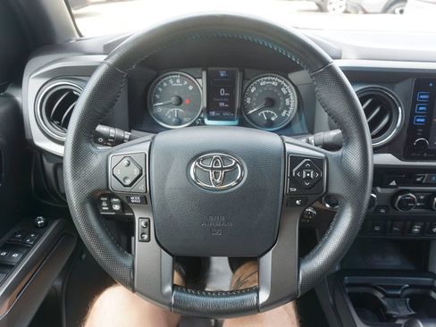 Used 2017 Toyota Tacoma TRD Off-Road AWD/4WD image 3