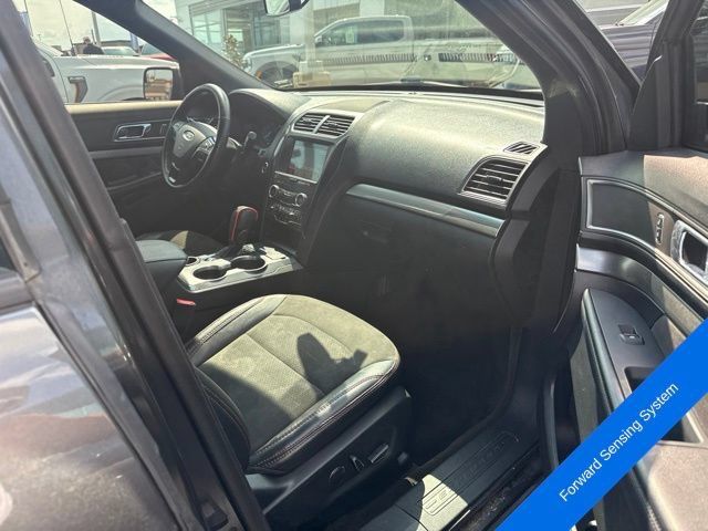 Used 2018 Ford Explorer XLT w/ Equipment Group 202A FWD image 12