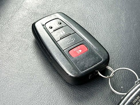 Used 2020 Toyota RAV4 XLE Premium image 29