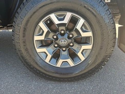 Used 2017 Toyota Tacoma TRD Off-Road AWD/4WD image 12