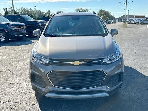 Certified 2022 Chevrolet Trax LT w/ LT Convenience Package image 2