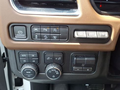 Used 2023 Chevrolet Suburban High Country AWD/4WD image 11
