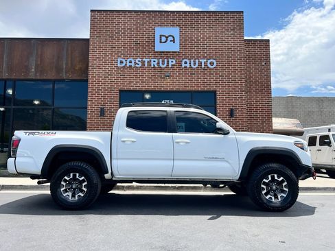 Used 2017 Toyota Tacoma TRD Off-Road AWD/4WD image 7