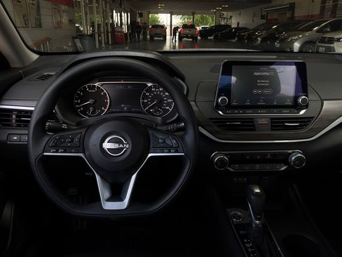 Used 2025 Nissan Altima 2.5 SV FWD image 13