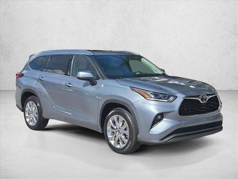 Used 2023 Toyota Highlander Limited FWD image 3
