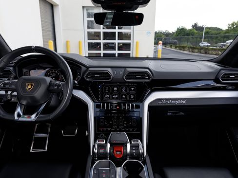 Used 2022 Lamborghini Urus AWD/4WD image 35