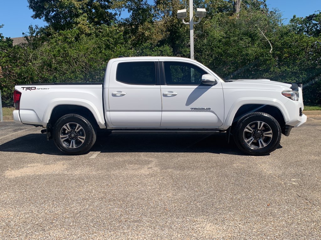 Used 2018 Toyota Tacoma TRD Sport RWD image 2
