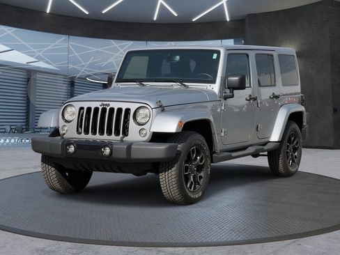 Used 2018 Jeep Wrangler Unlimited Sahara AWD/4WD image 2