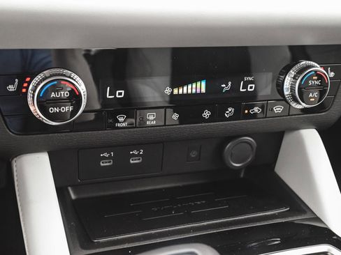 New 2025 Mitsubishi Outlander SE image 18