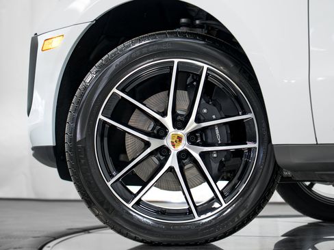 New 2026 Porsche Macan AWD/4WD image 34