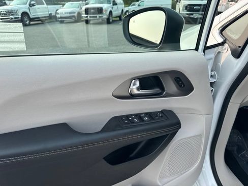 Used 2023 Chrysler Pacifica Touring-L FWD image 10