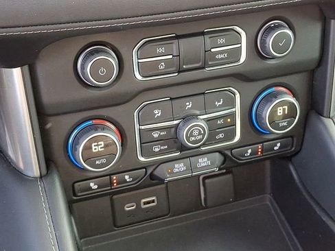 Used 2021 Chevrolet Suburban LT image 21