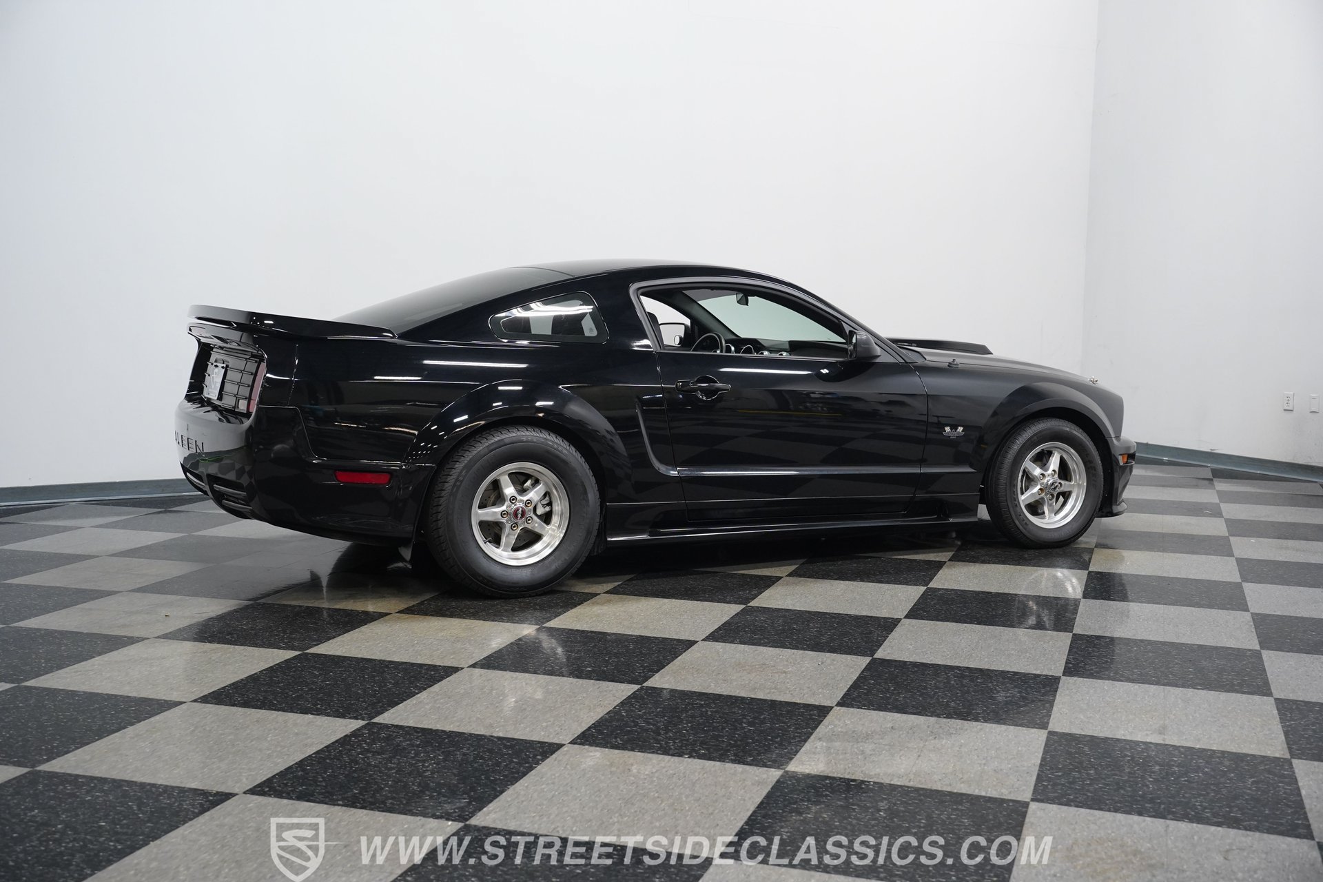 Used 2006 Ford Mustang GT RWD image 13