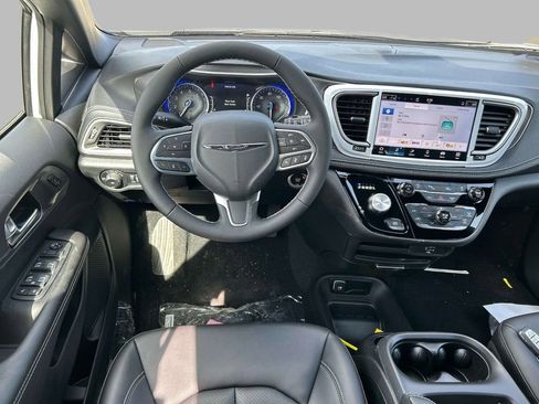 New 2026 Chrysler Pacifica Select image 4