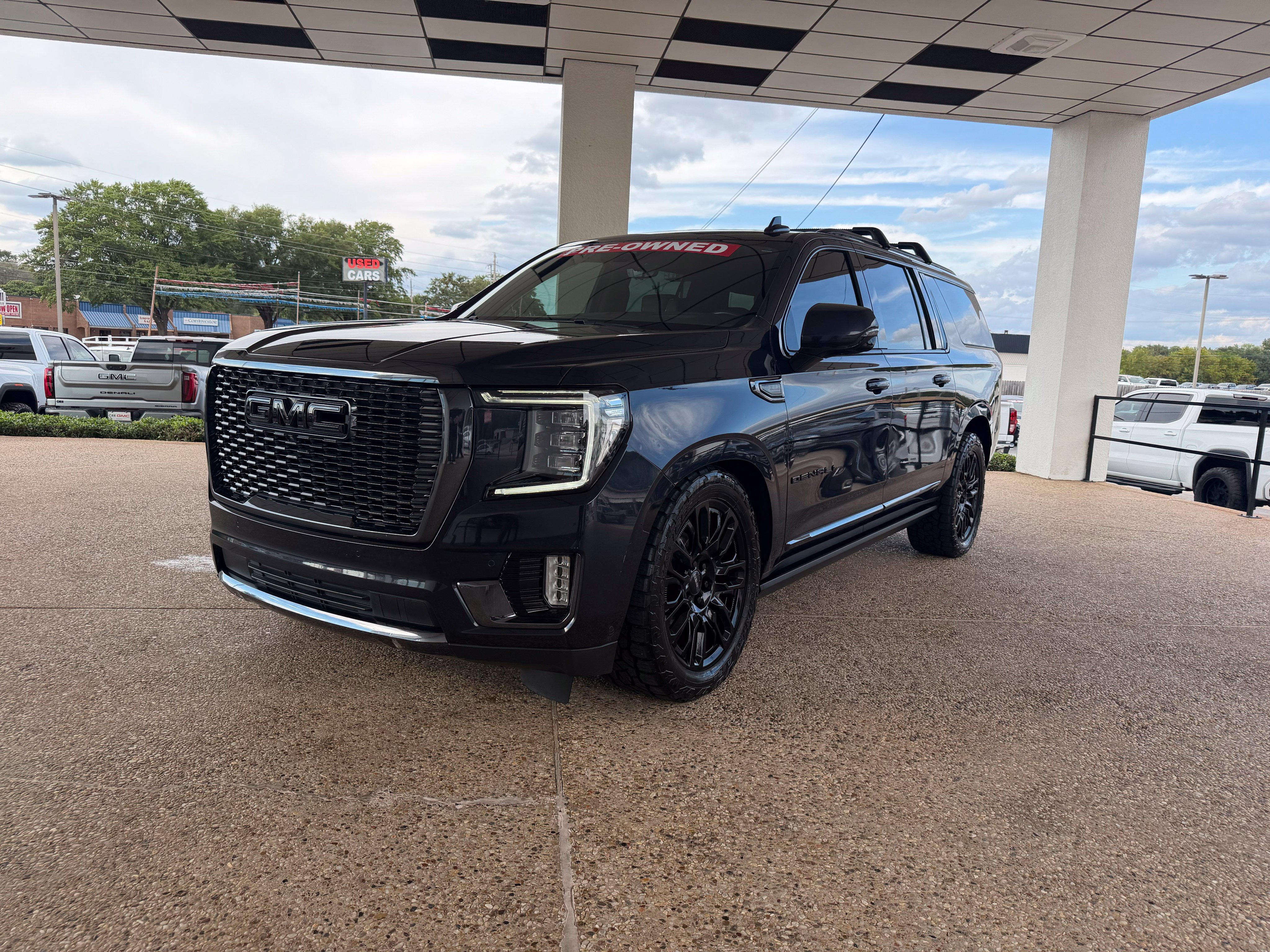 Used 2023 GMC Yukon XL Denali Ultimate AWD/4WD image 2