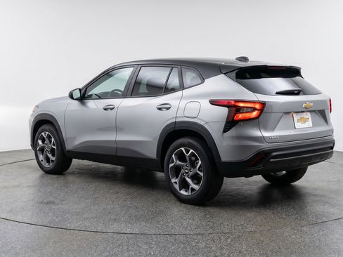 Used 2025 Chevrolet Trax LT FWD image 6