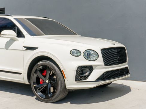 Used 2023 Bentley Bentayga AWD/4WD image 39