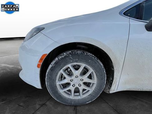 Used 2023 Chrysler Voyager LX image 14