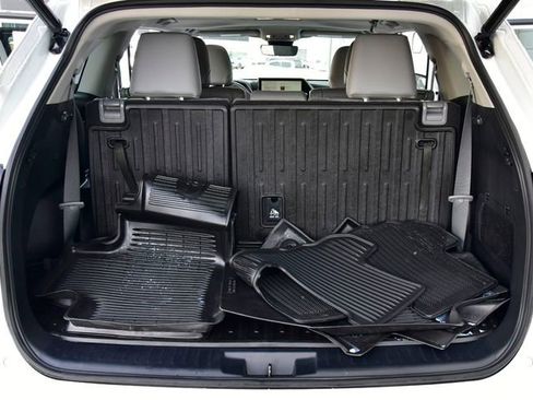 Certified 2023 Toyota Highlander XLE image 37