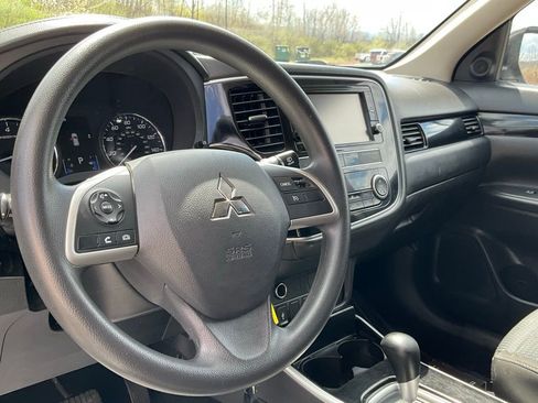 Used 2019 Mitsubishi Outlander ES AWD/4WD image 18
