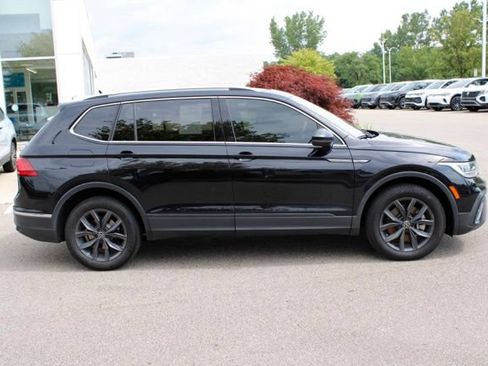 Used 2023 Volkswagen Tiguan SE w/ Panoramic Sunroof Package AWD/4WD image 2