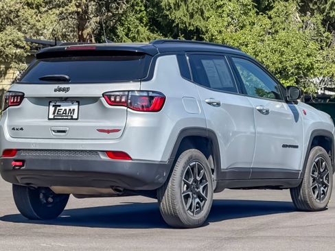 Used 2025 Jeep Compass Trailhawk AWD/4WD image 4