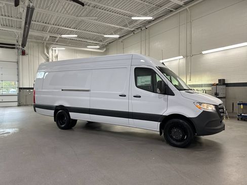 Used 2025 Mercedes-Benz Sprinter 3500 image 7