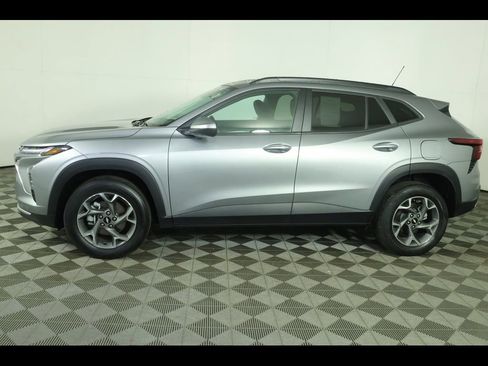 Used 2024 Chevrolet Trax LT w/ Driver Confidence Package FWD image 13