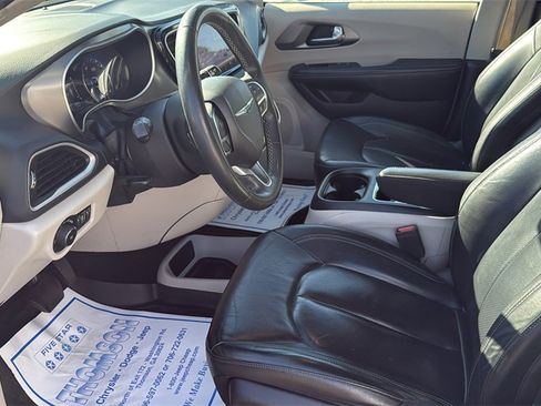 Used 2022 Chrysler Pacifica Touring-L image 26