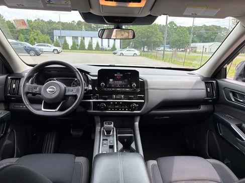 Used 2025 Nissan Pathfinder SV FWD image 11