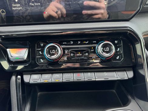 Used 2024 GMC Sierra 2500 AT4 image 25