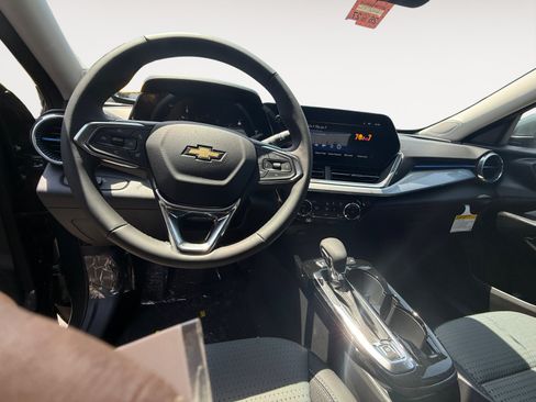 New 2026 Chevrolet Trax LT w/ LT Convenience Package FWD image 5