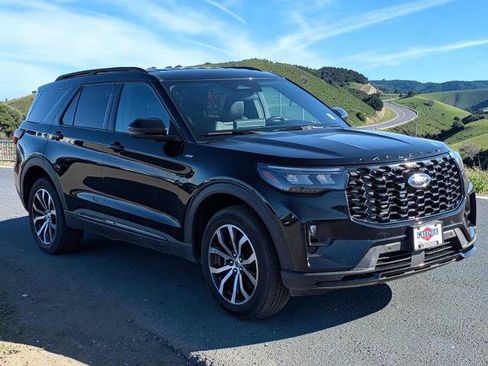 Certified 2025 Ford Explorer ST-Line AWD/4WD image 8