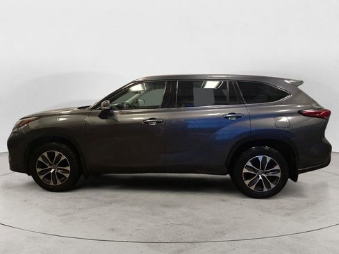 Used 2022 Toyota Highlander XLE image 2