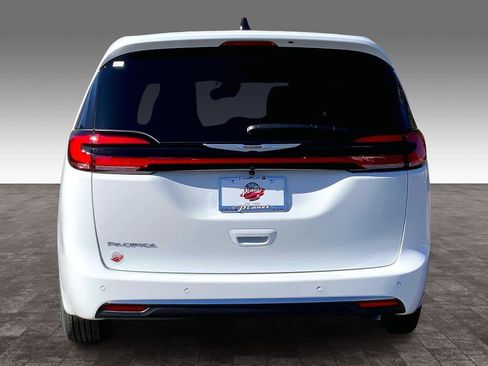 New 2026 Chrysler Pacifica Select image 4