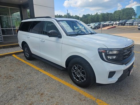 Used 2025 Ford Expedition Active RWD image 3