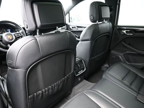 Certified 2025 Porsche Macan AWD/4WD image 8