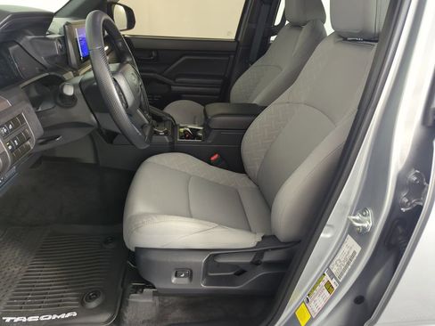 Used 2025 Toyota Tacoma SR5 AWD/4WD image 12