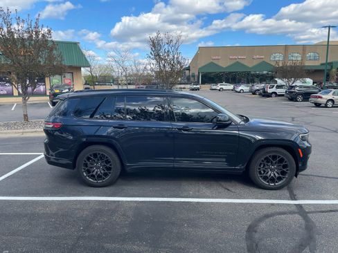 Used 2023 Jeep Grand Cherokee L Summit AWD/4WD image 3