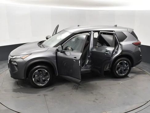 Used 2025 Nissan Rogue SV image 7