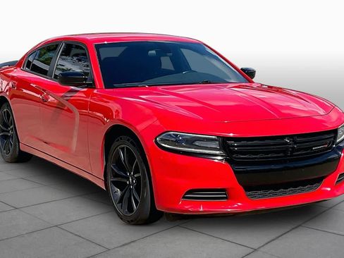 Used 2018 Dodge Charger SXT w/ Blacktop Package RWD image 3