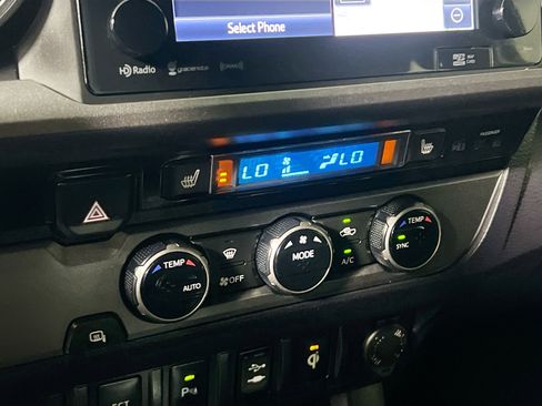 Used 2017 Toyota Tacoma TRD Sport image 27