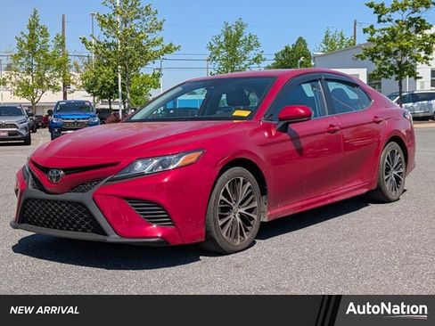 Used 2020 Toyota Camry SE FWD image 1