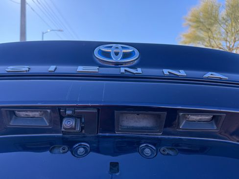 Used 2022 Toyota Sienna Platinum image 12