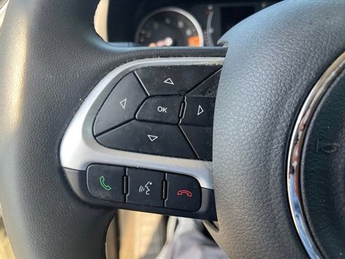 Used 2019 Jeep Renegade Latitude FWD image 19
