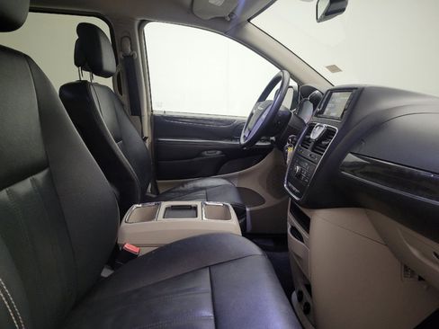 Used 2015 Chrysler Town & Country Touring image 21